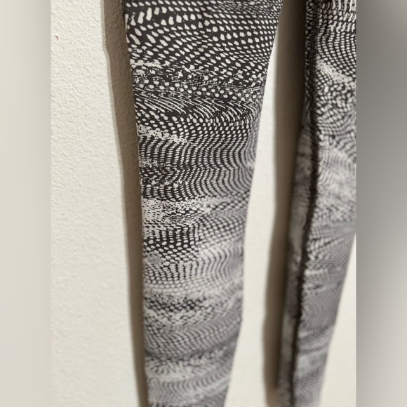 Lululemon leggings size 4 - Picture 9 of 9